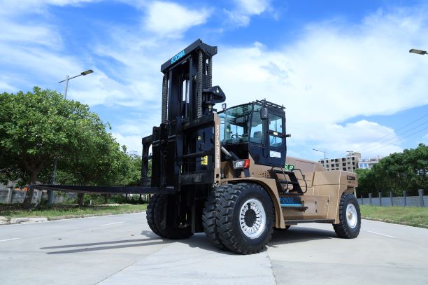 Electric heavy-duty forklift with high-strength mast