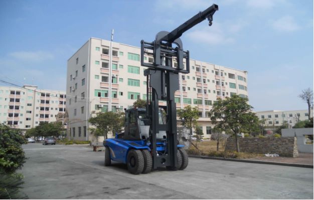 Side profile of 12-ton heavy forklift truck