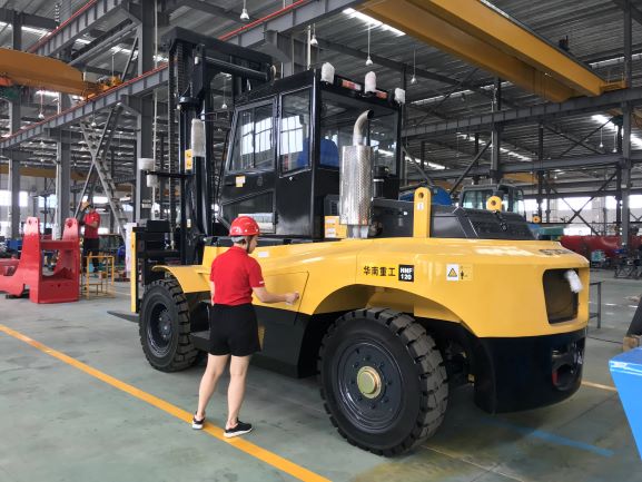 Forklift front view with telescopic mast