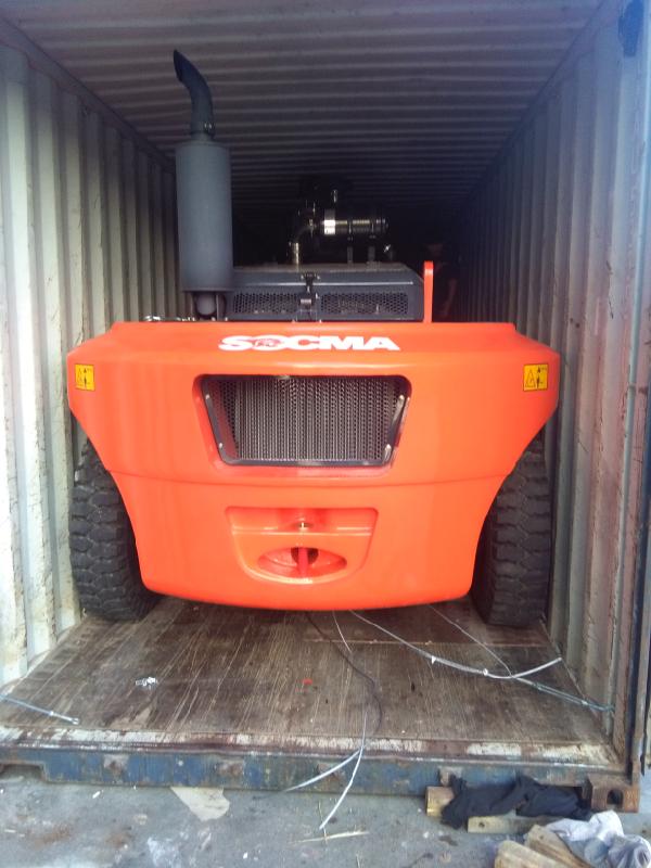 Heavy forklift chassis