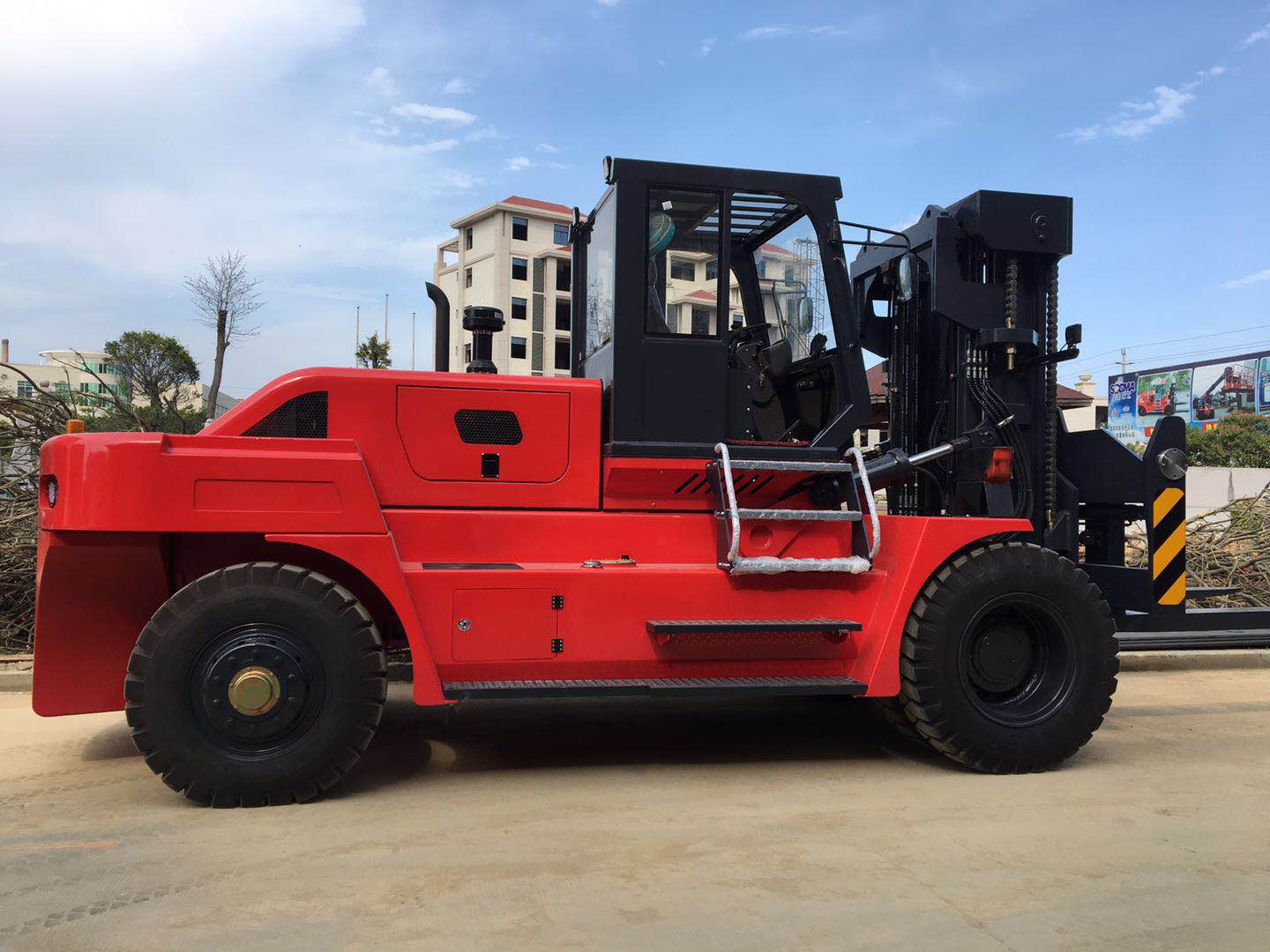15 Ton Diesel Heavy Forklift Truck - Image 2