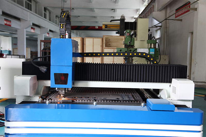 Fiber laser cutting machine with pipe cutting attachment