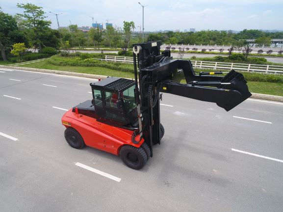 16 Ton LNG Forklift with Tire Clamp profile view