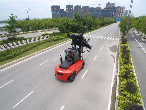 Heavy duty tire clamp attachment in operation