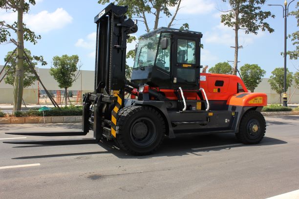 16 Ton LNG Heavy Forklift Truck - Image 2