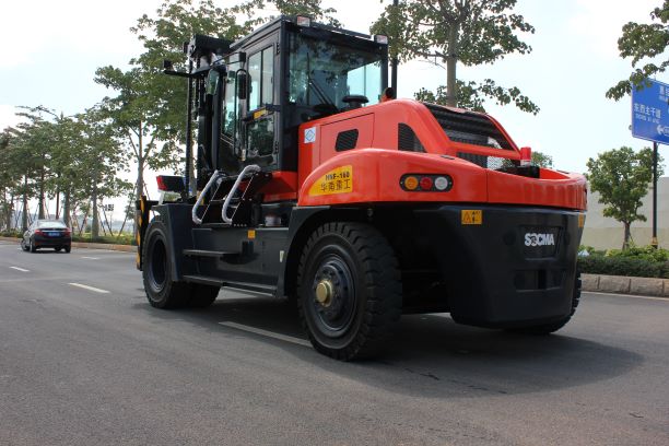 Side view of 16-ton heavy-duty forklift
