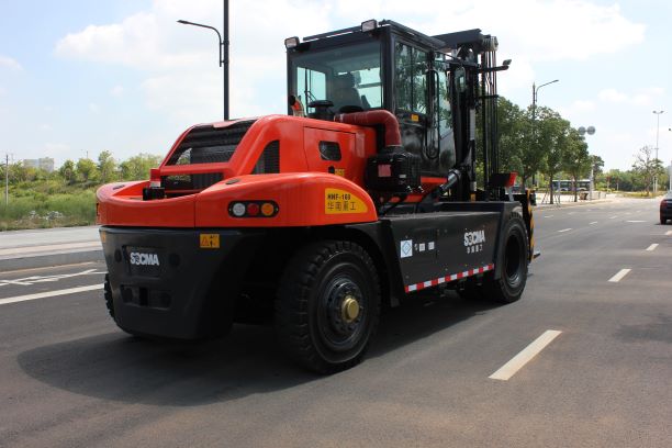 LNG forklift with high-strength mast