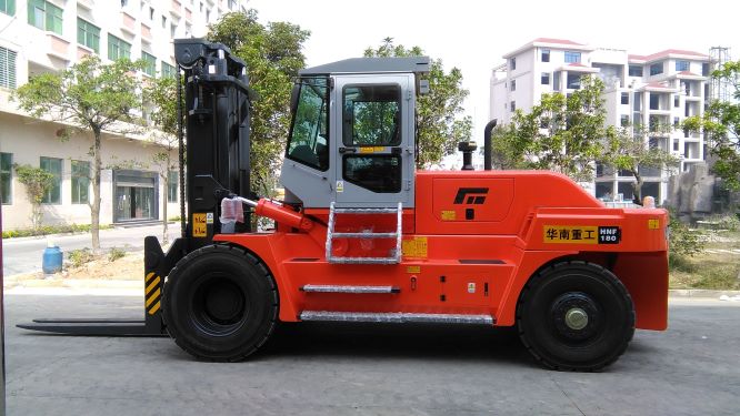 18 Ton Diesel Forklift side view