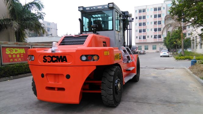Forklift operator cabin and mast