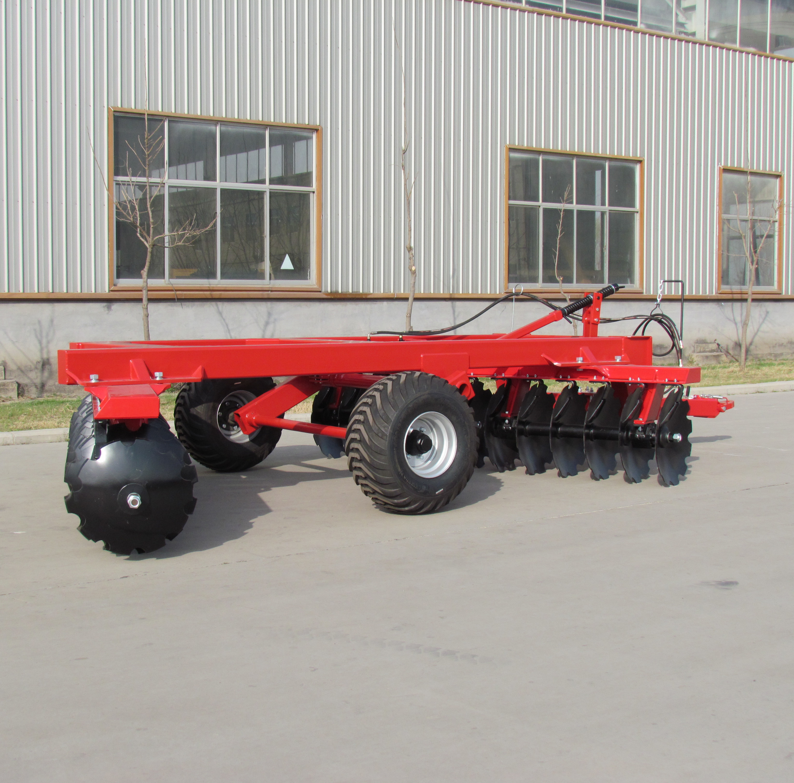 Side view of the offset disc harrow assembly
