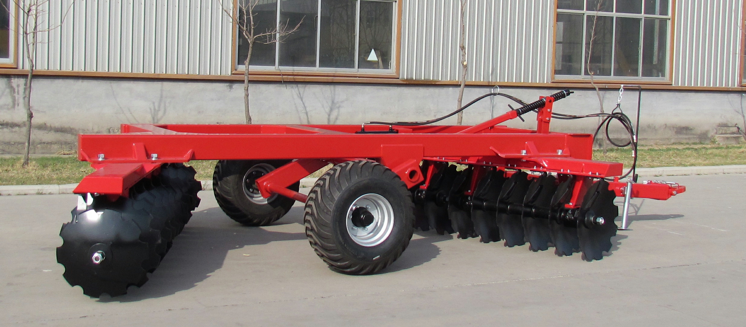 Harrow equipped with transport wheels