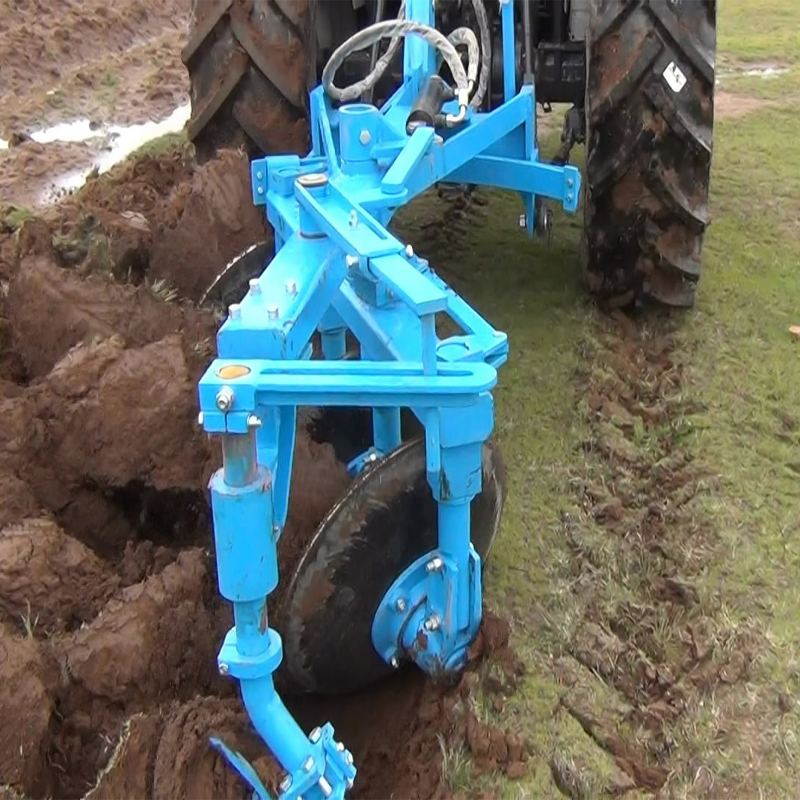 Detailed view of the 1LYS reversible disc plough assembly