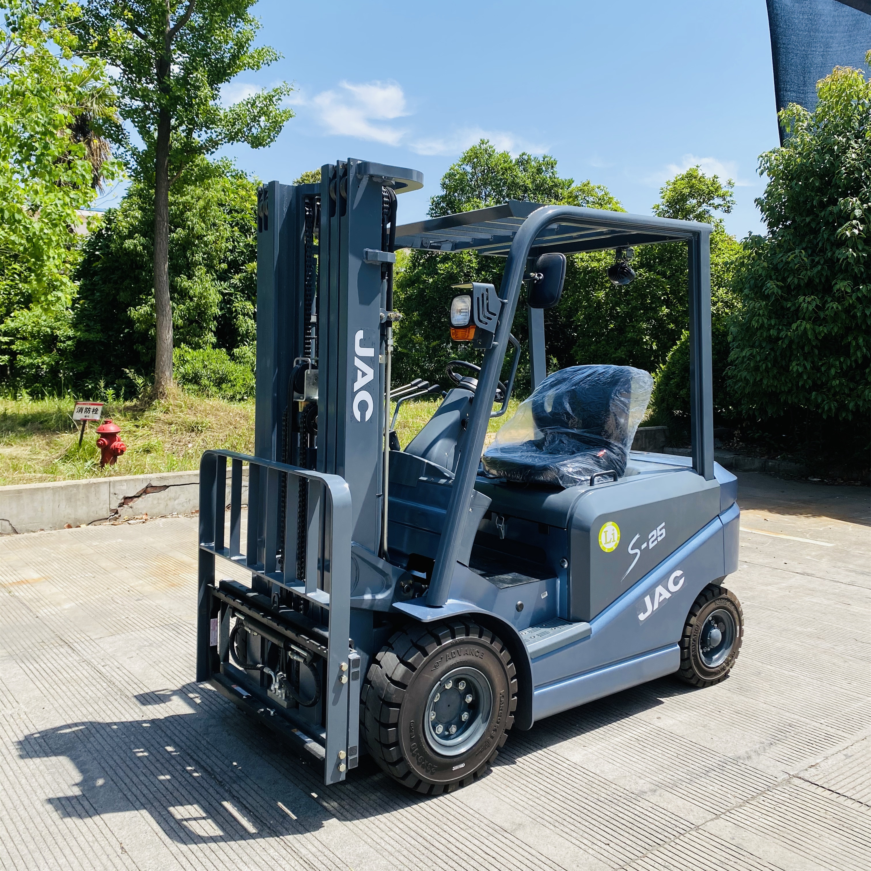 2-2.5T S Series Counterbalanced Lithium Battery Forklift - Image 2