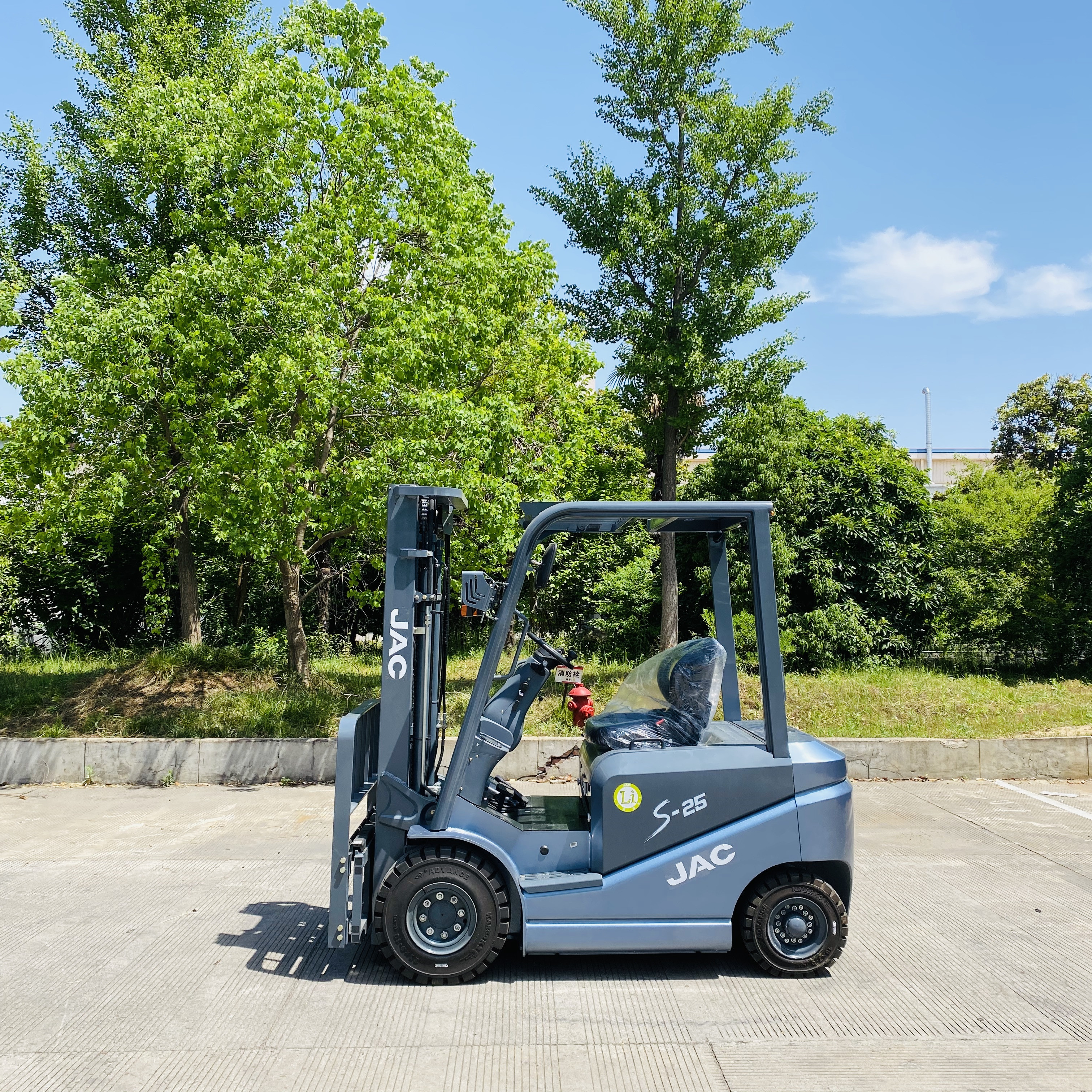 2-2.5T Capacity Lithium Battery Counterbalanced Forklift