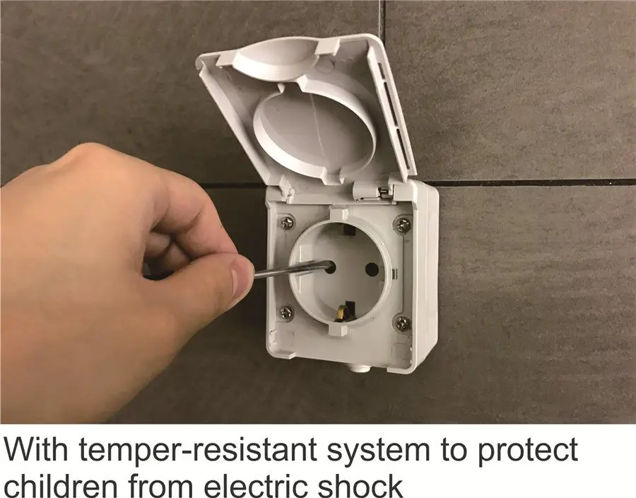Tamper-resistant Schuko outlet