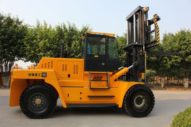 Forklift with telescopic mast