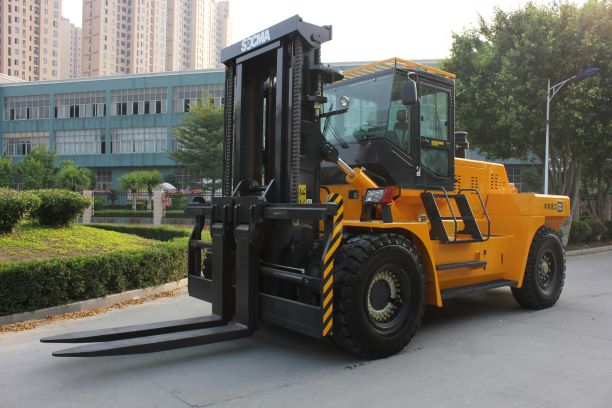 Side profile of heavy duty forklift
