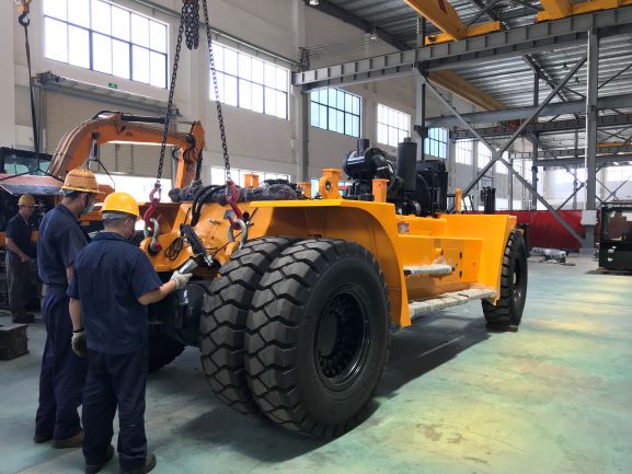 Heavy duty tires and chassis detail