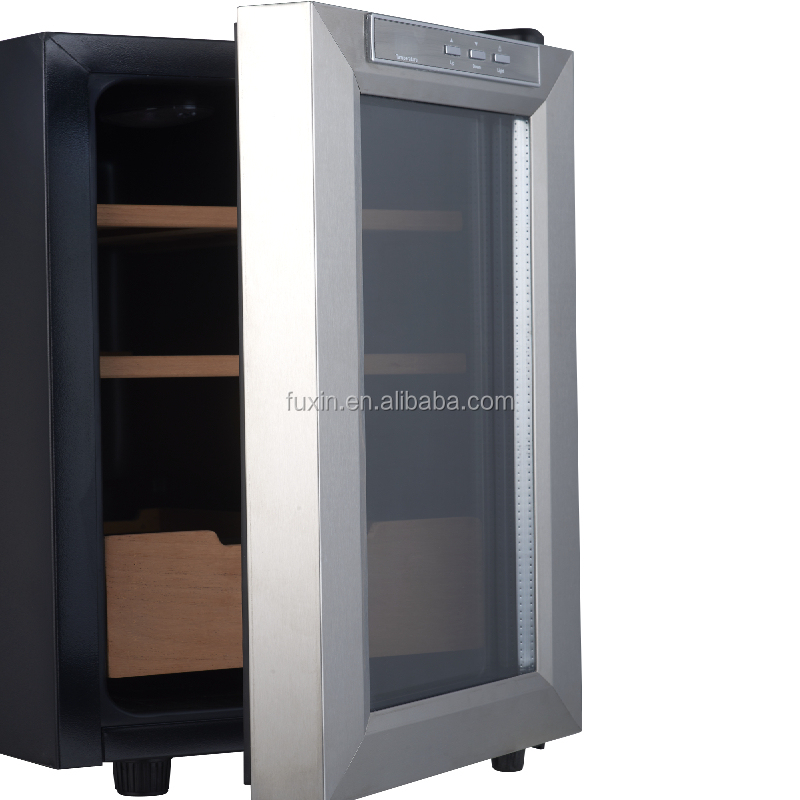 Front view of 23L thermoelectric cigar cooler