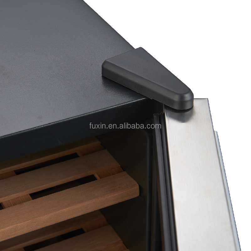 Thermoelectric cigar cooler with wooden shelves