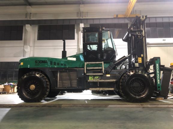 Side view of the 25-ton green diesel forklift