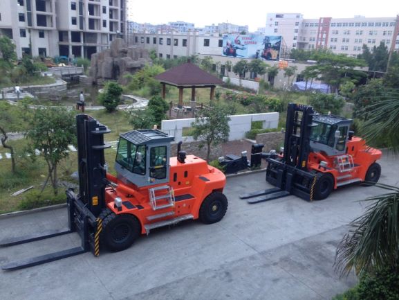 Side view of 25 ton diesel forklift