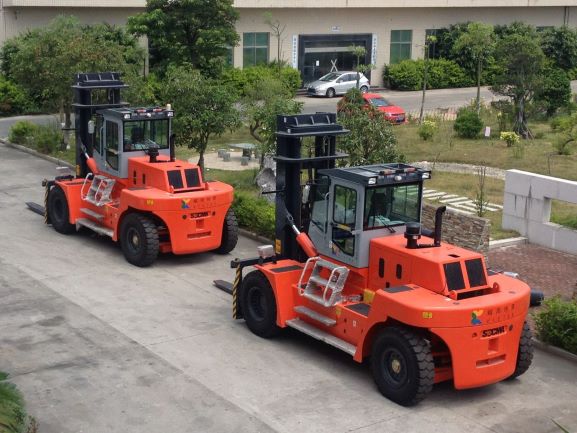 Operator cabin and front view of the forklift