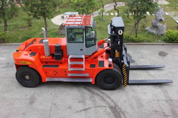 Heavy-duty 25-ton forklift with robust mast and red finish
