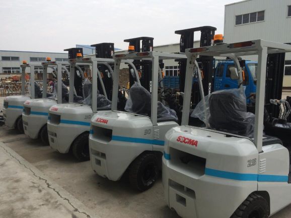Forklift maneuverability in warehouse setting