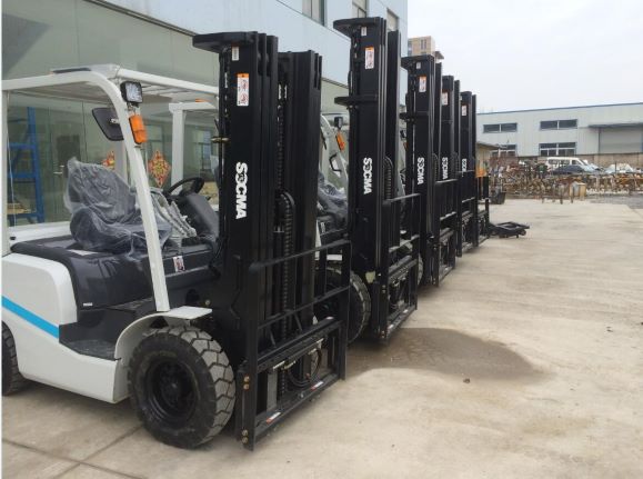 Side view of diesel forklift showing mast and chassis