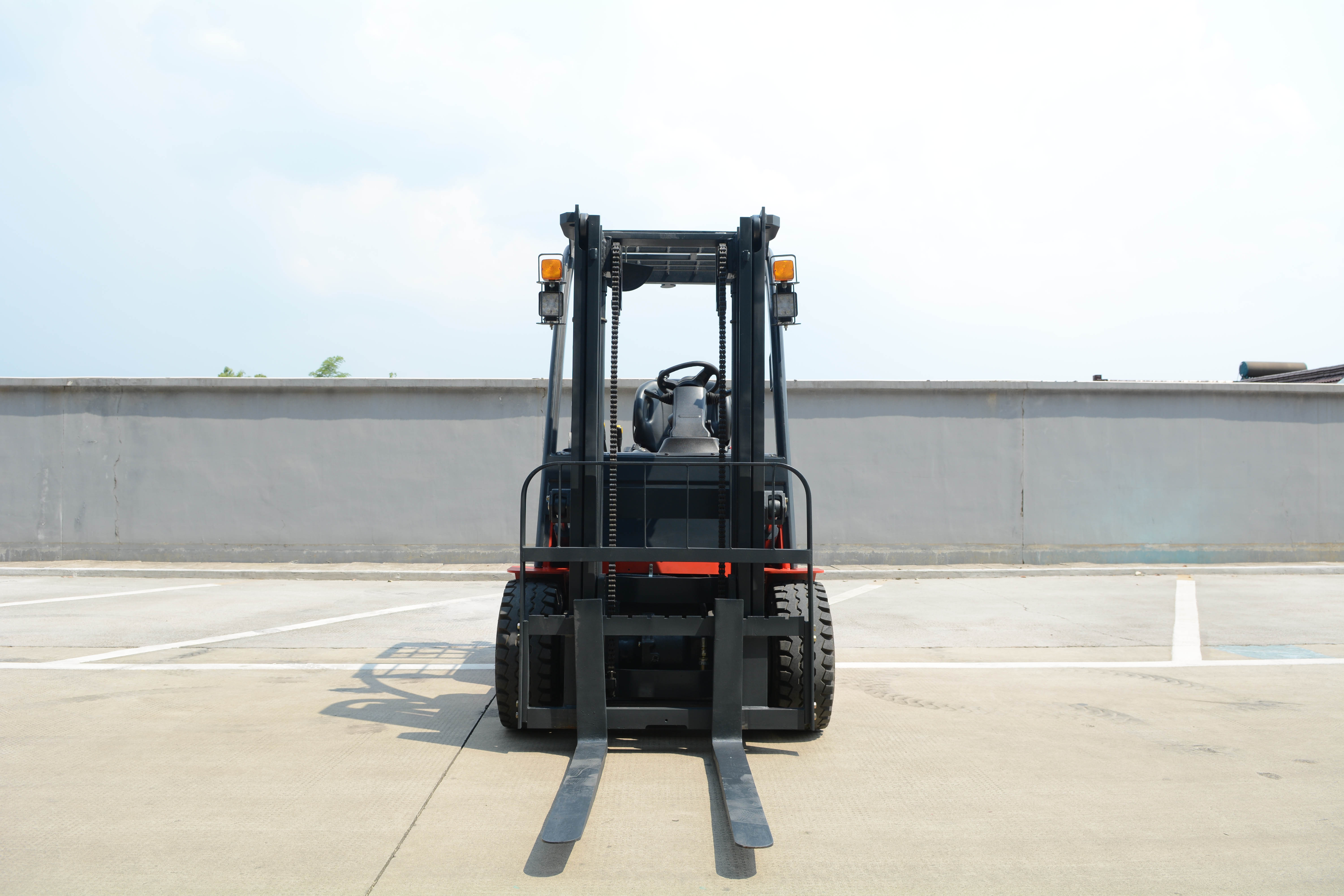 2.5 Ton Lithium forklift - Image 2