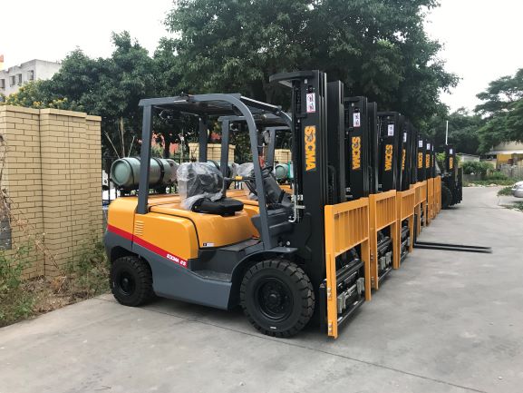 Compact LPG forklift showing mast and lifting mechanism