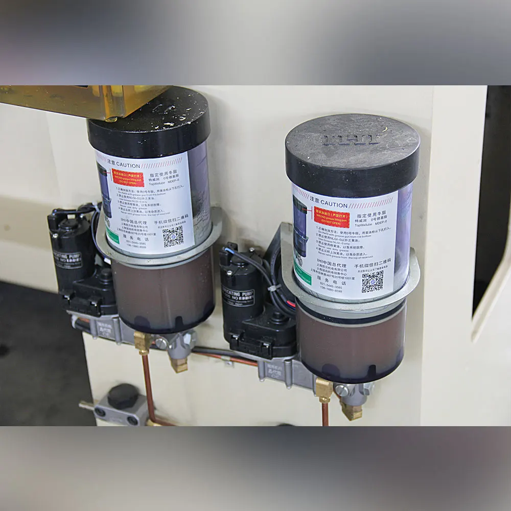 Dual grease reservoir system for continuous lubrication