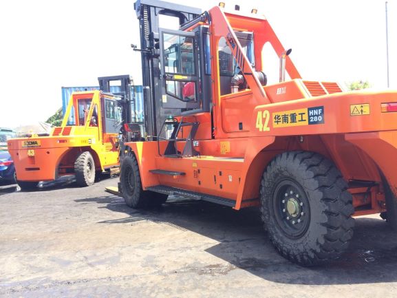 Heavy-duty forklift chassis and tire configuration