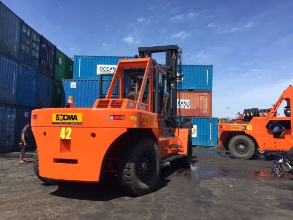 Side view of 28-ton diesel forklift showing reinforced mast