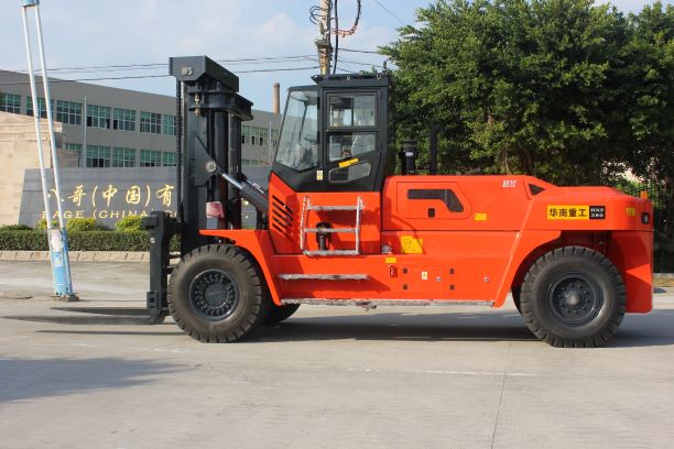 28-ton heavy-duty forklift with orange chassis