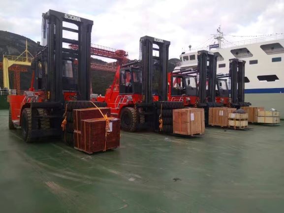 Front view of the 28-ton forklift with hydraulic forks