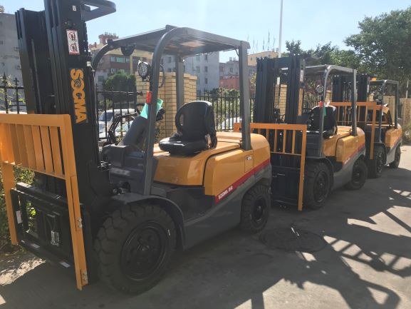 3 Ton Diesel Small Forklift work in container and warehouse attachment side shift - Image 3