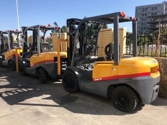 Forklift diesel engine and hydraulic system view