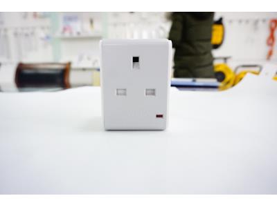 3-way UK-style socket with fuse - Image 3