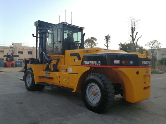 Side profile of heavy-duty forklift