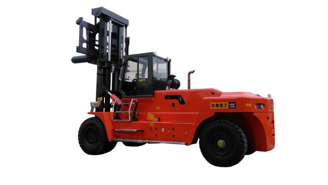 30-ton heavy forklift with roll prong attachment