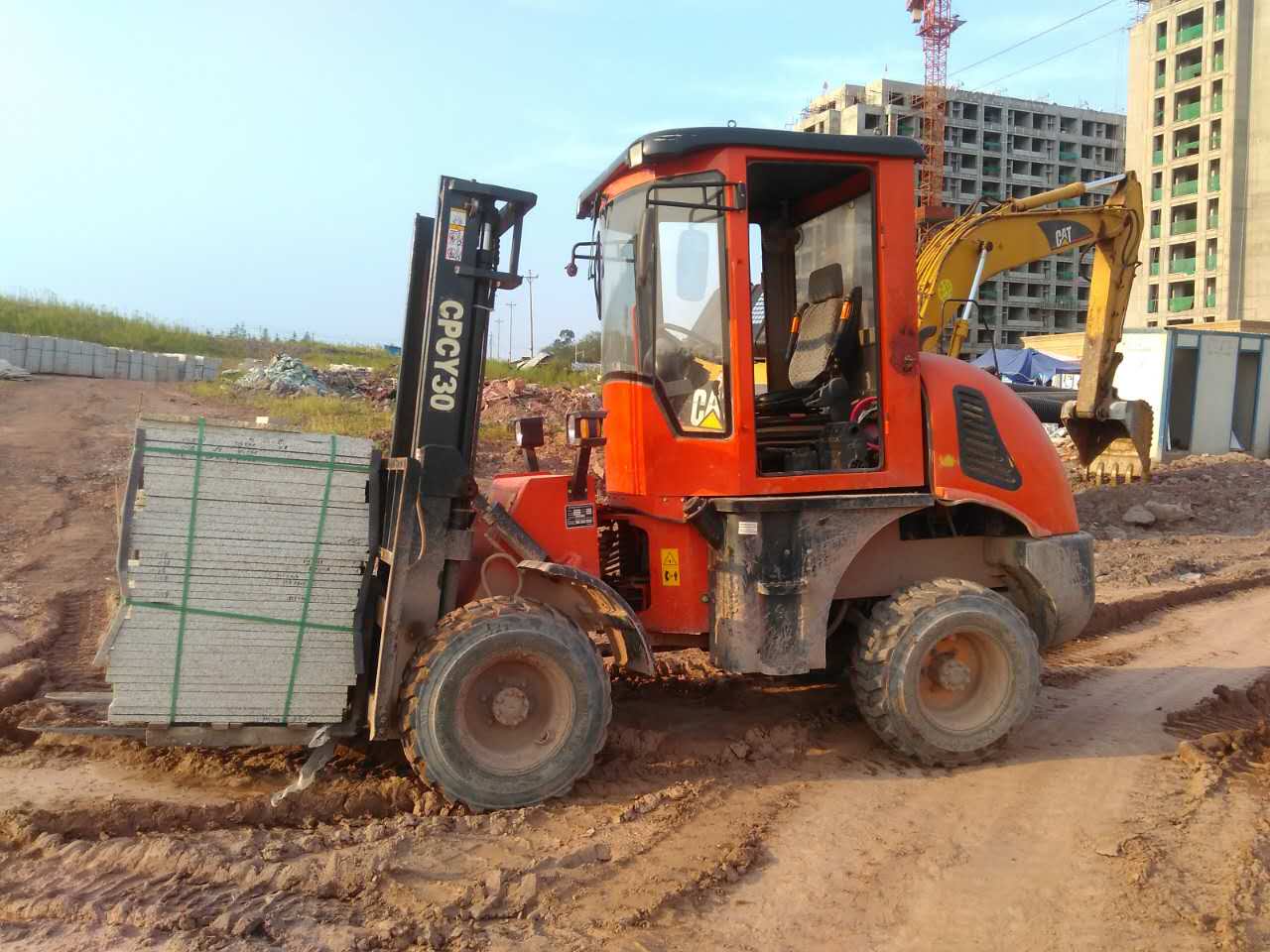 3000kg Rough Terrain Forklift - Image 2