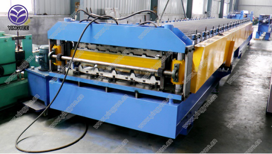 High-speed roll forming production line