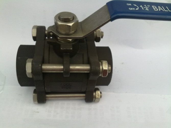 Three-Piece Carbon Steel Ball Valve with Female Threaded Ends