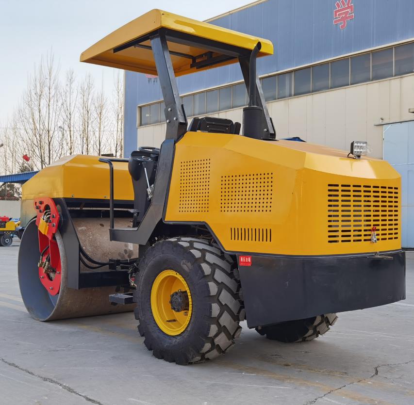 4-ton vibratory single drum road roller side view