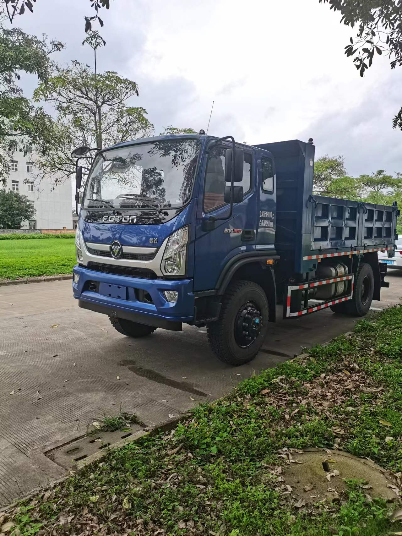 All-Terrain Four-Wheel Drive Dump Truck
