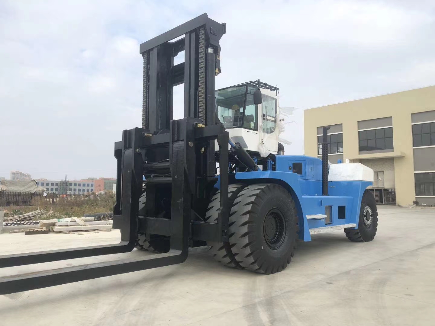 High-capacity forklift showing robust mast and tire configuration