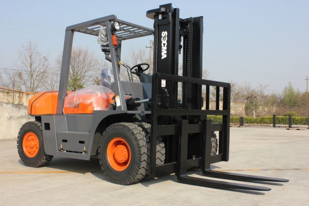 Front view of 5-ton forklift mast and forks