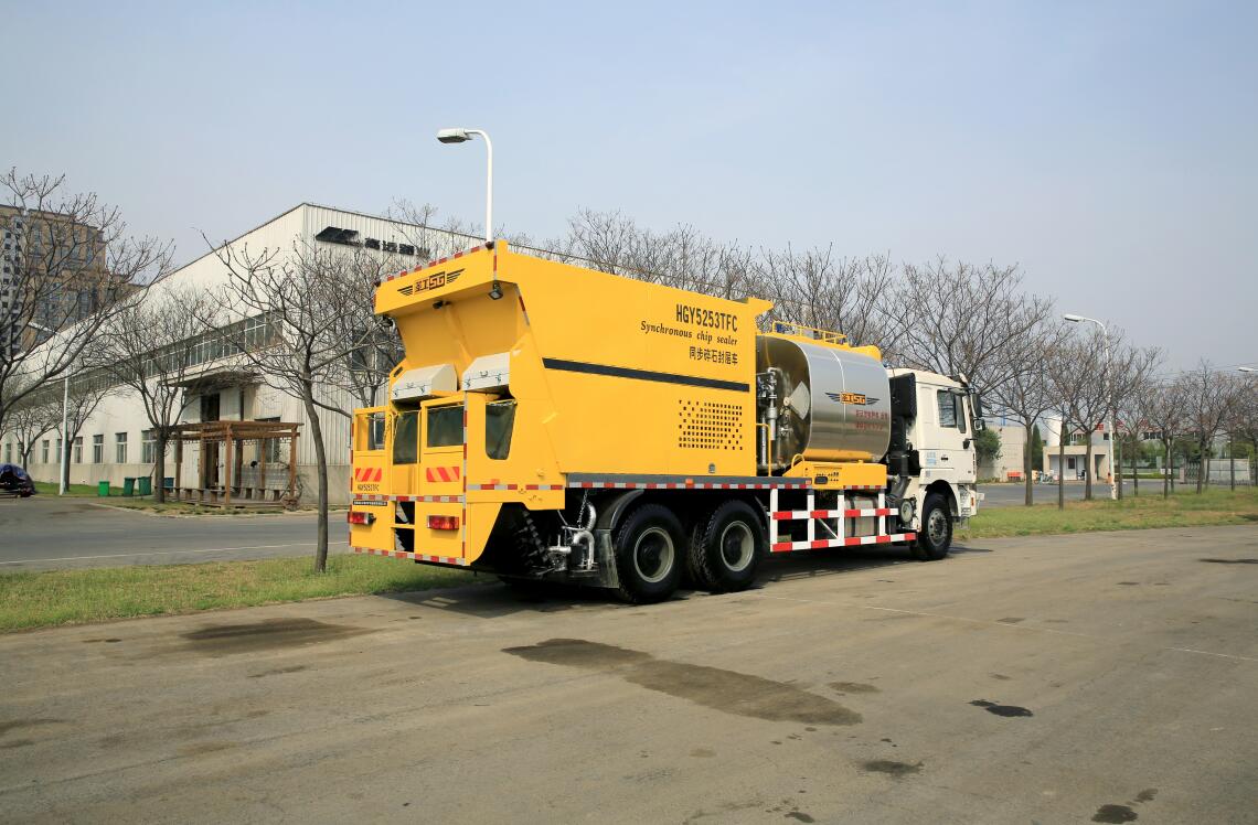 6000L Synchronous Chip Sealer Truck